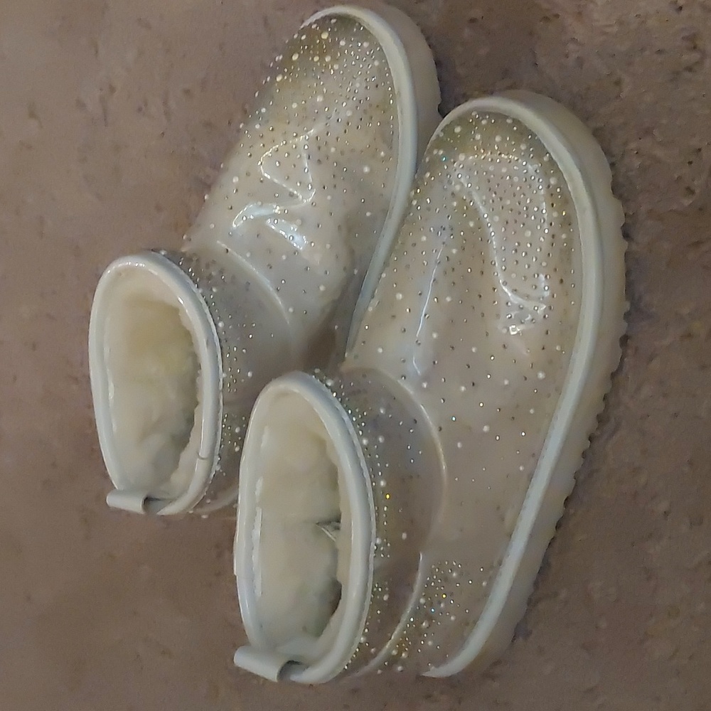 UGGS Sparlkly Cream, Size 5